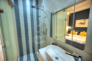 Douche, sèche-cheveux, serviettes fournies