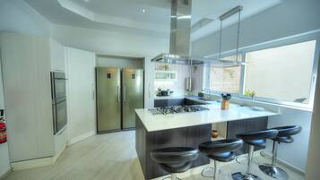 Refrigerador, microondas, horno, lavavajillas