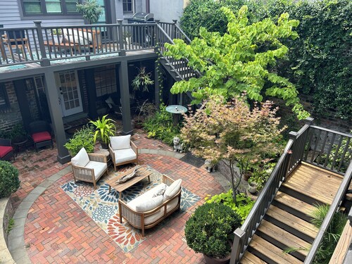 Downtown Savannah Carriage House near Forsyth Park