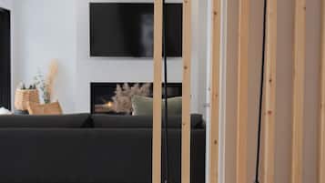 Smart TV, fireplace
