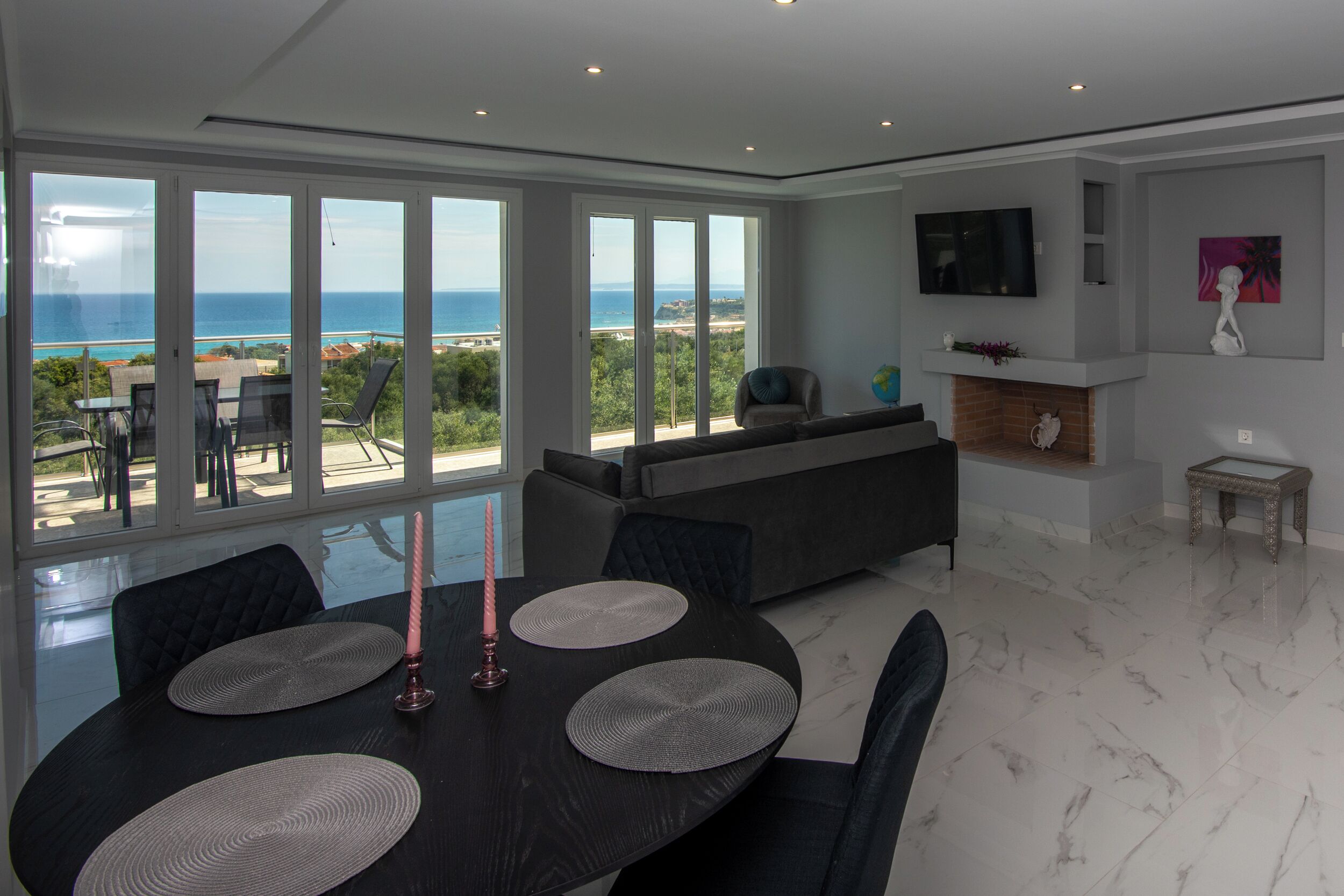 Appartement Luxe, 3 chambres, balcon, vue océan | Coin séjour | TV connectée de 40 pouces avec chaînes par câble, Netflix