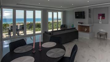 Appartement Luxe, 3 chambres, balcon, vue océan | Coin séjour | TV connectée de 40 pouces avec chaînes par câble, Netflix