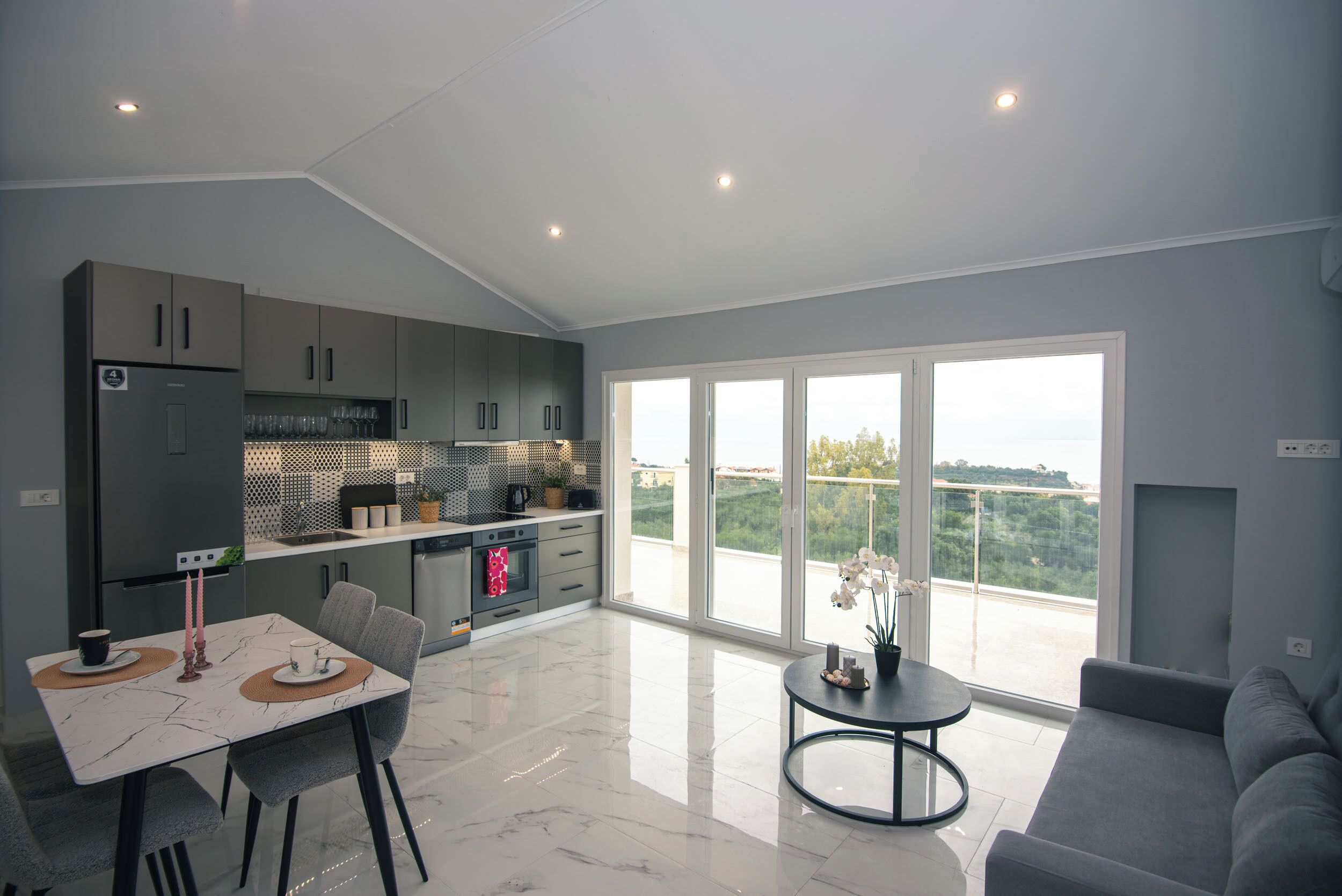 Apartament de luxe, 1 llit de matrimoni gran i sofà llit, balcó, vistes a l'oceà | Cuina privada | Frigorífic gran, microones, forn i placa de cuina 