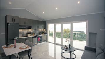 Luxe appartement, balkon, uitzicht op oceaan | Privékeuken | Een koelkast/vriezer, een magnetron, een oven, een kookplaat