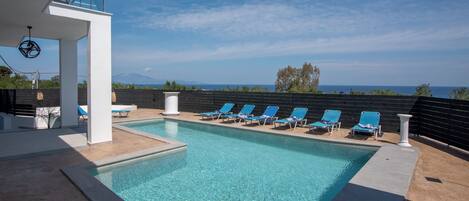 季節限定屋外プール、サンラウンジャー