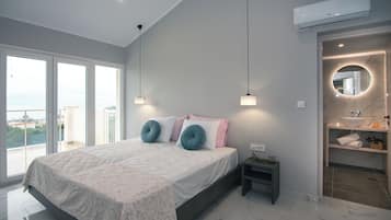 Luxury-Apartment, Balkon, Meerblick | Hochwertige Bettwaren, individuell dekoriert