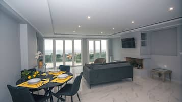 Appartement Luxe, 3 chambres, balcon, vue océan | Coin séjour | TV connectée de 40 pouces avec chaînes par câble, Netflix