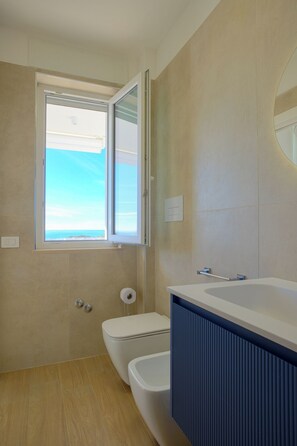 Dusche, Haartrockner, Bidet, Handtücher