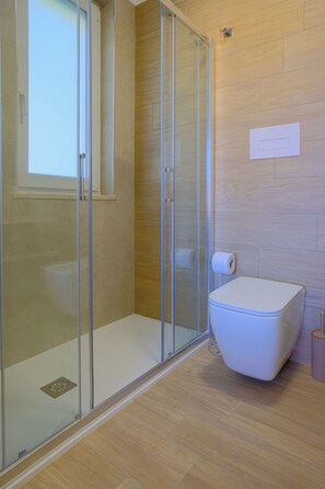 Bruser, hårtørrer, bidet, håndklæder