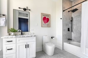 Douche, sĂšche-cheveux, bidet, serviettes fournies