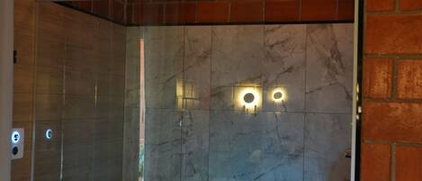 Deluxe Suite | Minibar, free cribs/infant beds, free WiFi, bed sheets