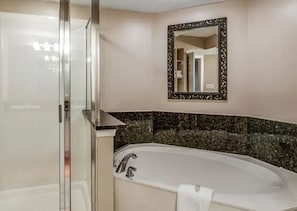Jetted bath, hair dryer, towels, soap - 3-bedroom in enchanting North Myrtle Beach villas with intercoastal views (North Myrtle Beach)