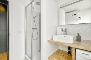 Douche, séchoir à cheveux, serviettes fournies