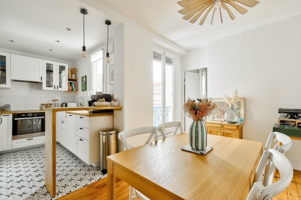 Køleskab, ovn, opvaskemaskine, kaffe-/temaskine