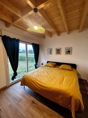 4 室のベッドルーム、WiFi (無料)、ベッドシーツ