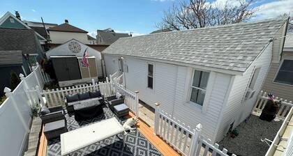Charming 2-bedroom beach cottage with AC & WiFi in North Wildwood. Pet Friendly