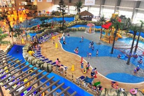 Ein Wasserpark mit Rutschen, Pools und einem Spielbereich im Innenbereich.