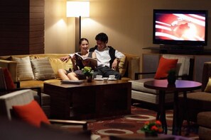 A living room with a sofa, coffee table, and a television. - InterContinental ALPENSIA PYEONGCHANG RESORT by IHG (Pyeongchang-gun)