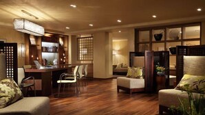 A spacious living area with a wooden floor, a sofa, a coffee table, and a bookshelf. - InterContinental ALPENSIA PYEONGCHANG RESORT by IHG (Pyeongchang-gun)