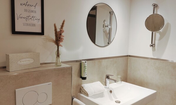 Sèche-cheveux, serviettes fournies