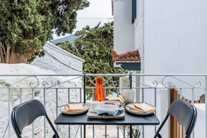 Outdoor dining - Vrachos house is an apartment in the most beautiful area of ​​Skopelos in Greece (Skopelos)