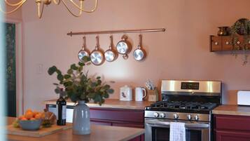 Een koelkast, een magnetron, een oven, een kookplaat