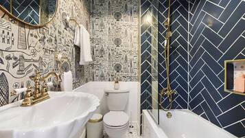 Milieuvriendelijke toiletartikelen, een haardroger, handdoeken, zeep
