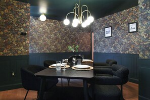 Dining - Obies Abode: Newly Renovated (Pittsburgh)