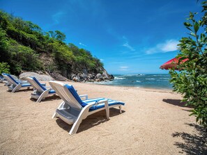 Ligstoelen aan het strand, strandlakens
