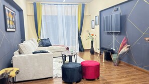 TV - Regal Suites, 
3-BR, 4Beds apartment-Family , Swim pool, Wi-Fi, Rooftop & Mall (Athi River)