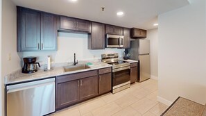 Refrigerador, microondas, horno y lavavajillas 