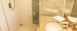 Sèche-cheveux, serviettes fournies, savon, papier toilette