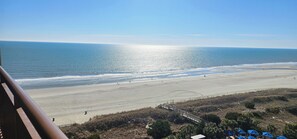 Ubicación a pie de playa, tumbonas y toallas de playa