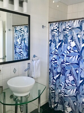 吹风机、毛巾、肥皂、卫生纸