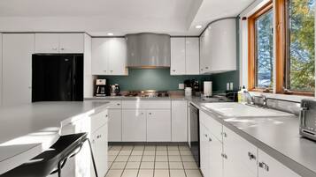 KylskÄp, mikrovÄgsugn, ugn och spishÀll