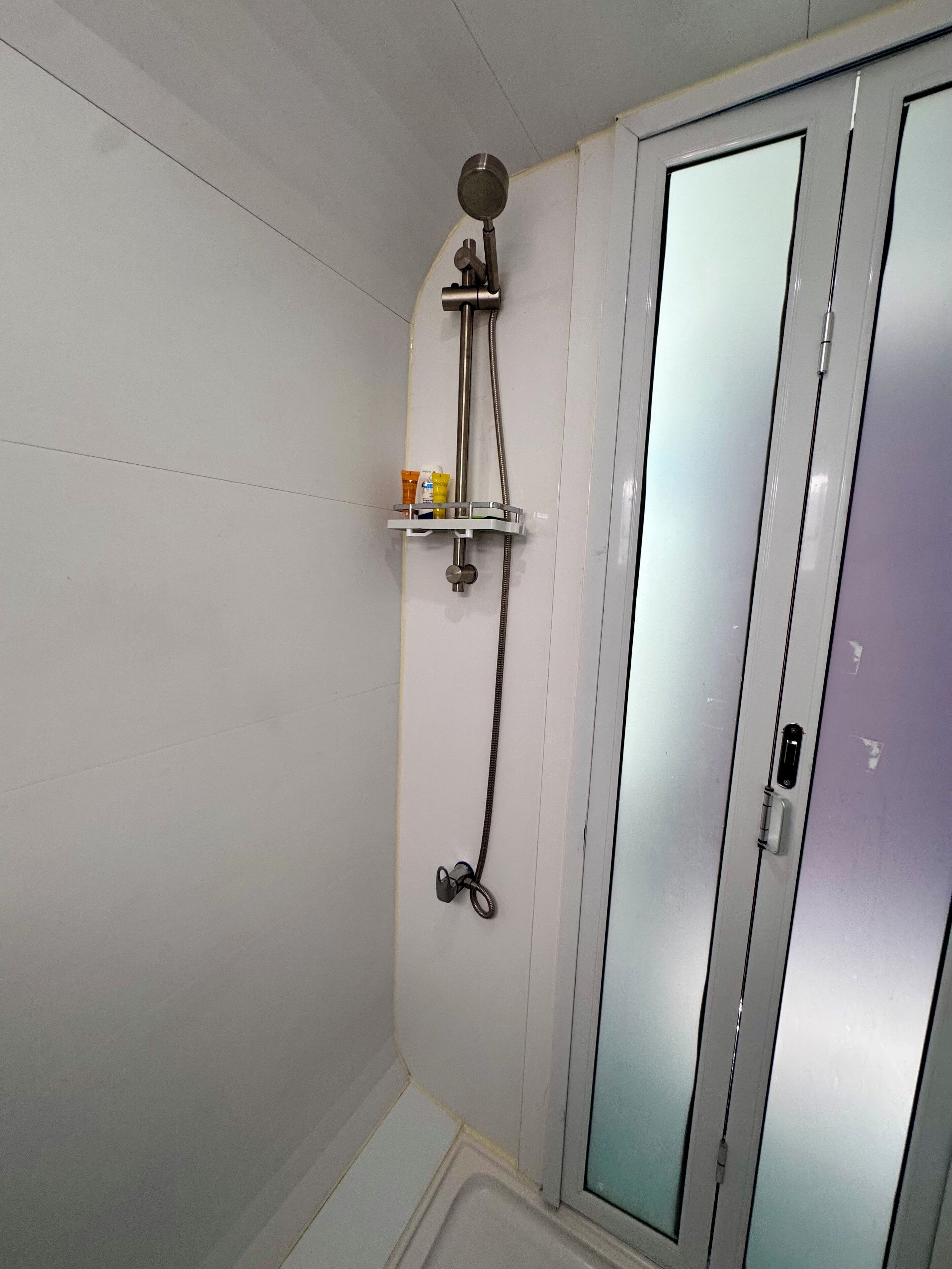 タオル、石鹸、トイレットペーパー
