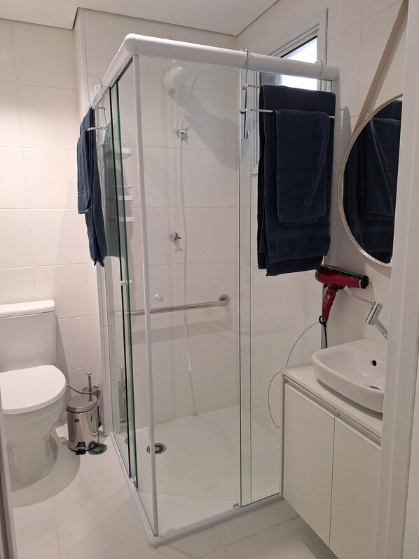 Hiustenkuivaaja, pyyhkeet, saippua, vessapaperi