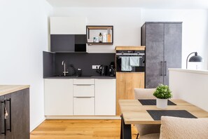 雪櫃、微波爐、焗爐、爐具