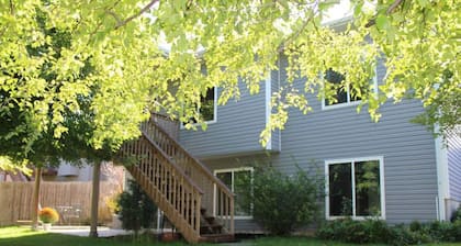 Spacious 4-bedroom house with AC, WiFi in NW Lincoln