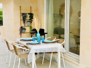 Outdoor dining - Casa Branca Cantabria: Spacious first floor with garden 500m from the beach | Wifi/Garaje (Cuchia)