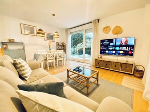 Smart TV - Casa Branca Cantabria: Spacious first floor with garden 500m from the beach | Wifi/Garaje (Cuchia)