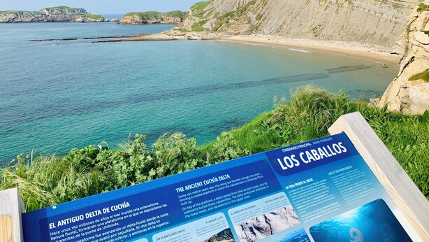 Une vue sur la côte, avec un panneau d’information sur l’ancien delta de Cuchía.