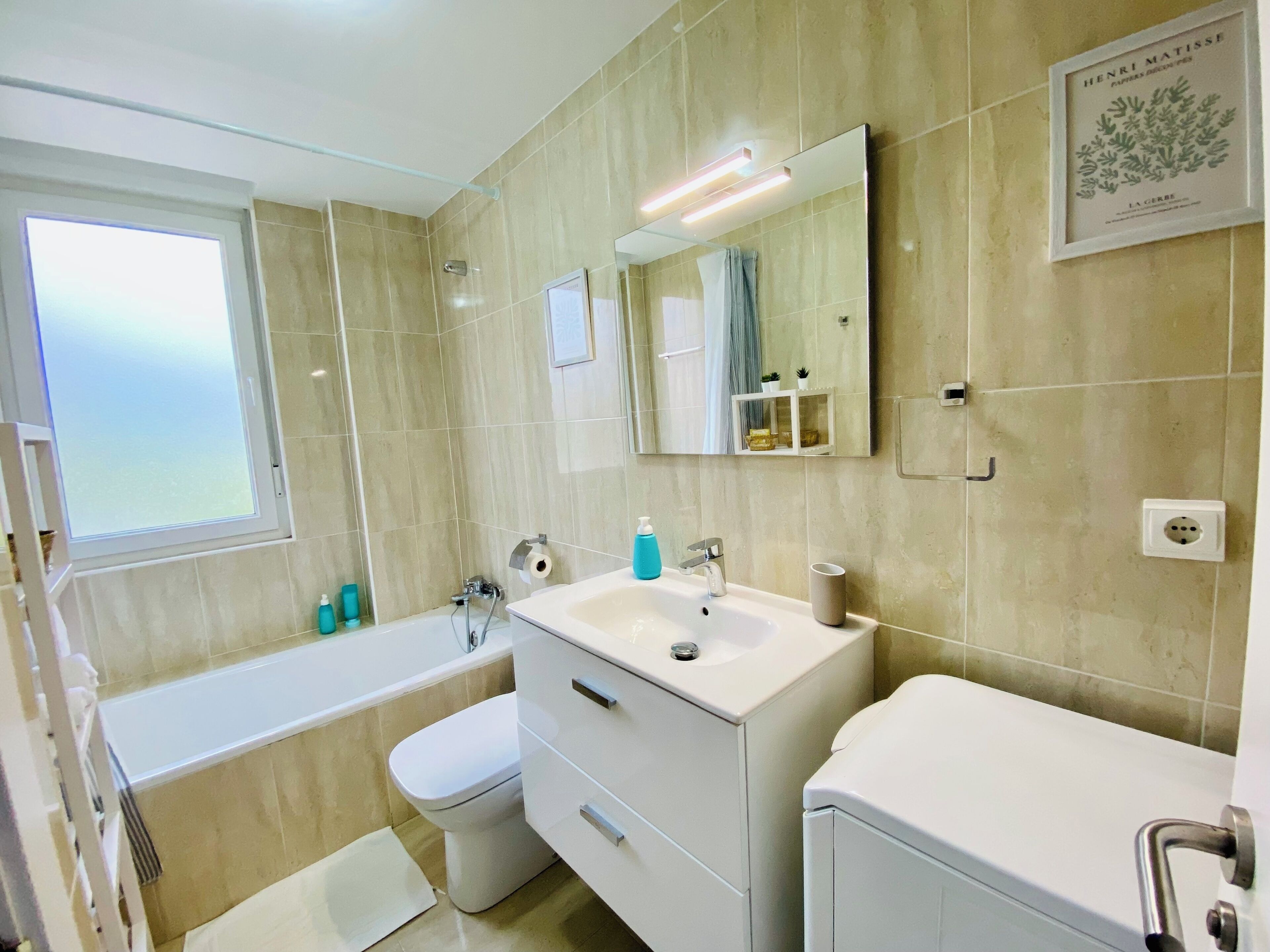 Haartrockner, Handtücher, Toilettenpapier