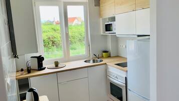 Microondas, horno, placa de cocina y lavavajillas