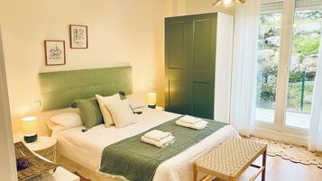 2 slaapkamers, een bureau, een strijkplank/strijkijzer, reisbedje