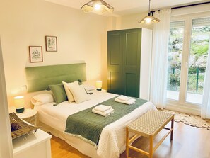 2 bedrooms, desk, iron/ironing board, travel crib - Casa Branca Cantabria: Spacious first floor with garden 500m from the beach | Wifi/Garaje (Cuchia)