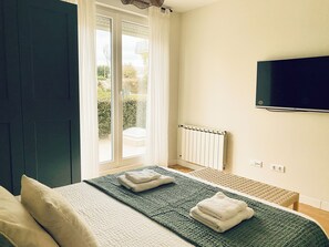 2 bedrooms, desk, iron/ironing board, travel crib