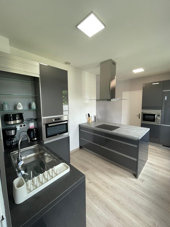 Microonde, forno, piano cottura, lavastoviglie