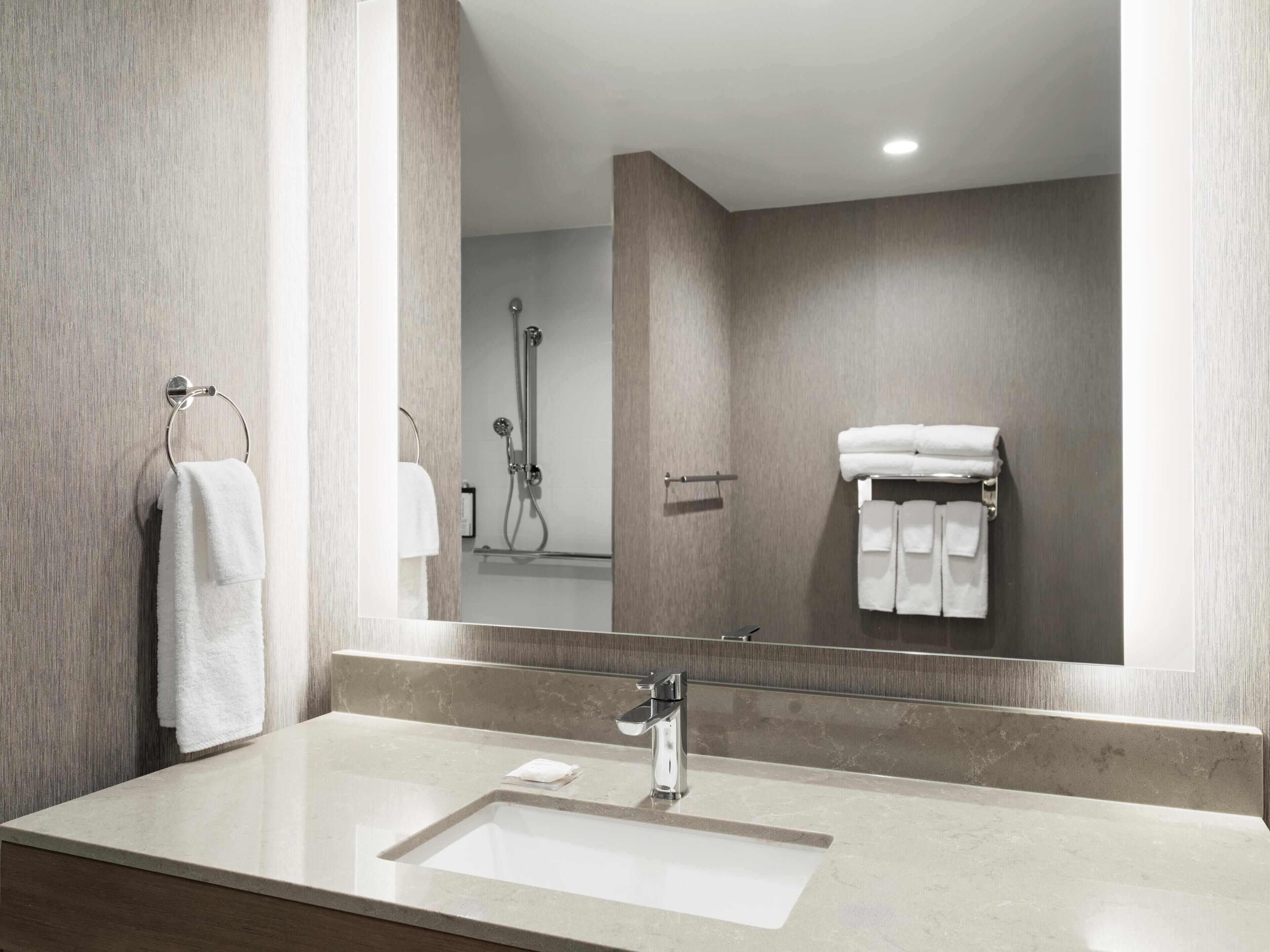 Kamar, 1 Tempat Tidur King dengan tempat tidur Sofa, shower kursi roda | Kamar mandi | Perlengkapan mandi gratis dan pengering rambut