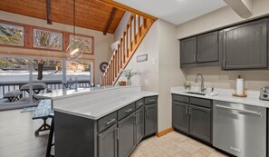 Micro-ondes, four, plaque de cuisson, lave-vaisselle